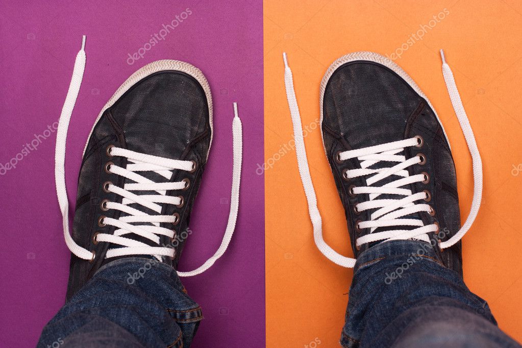 stilvolle blaue Turnschuhe mit weißen Spitzen — Stockfoto stilvolle blaue Turnschuhe mit weißen Spitzen — Stockfoto