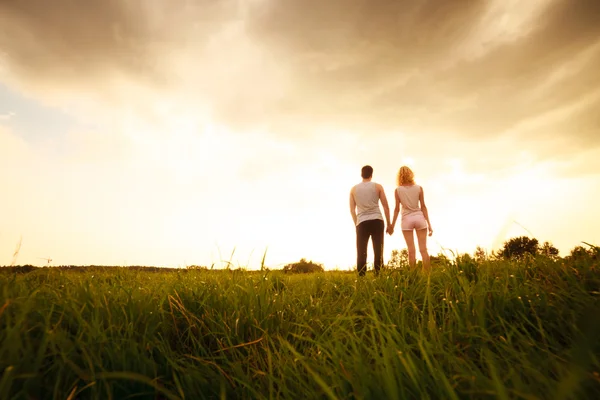 alanda yürüyüş ve elele Çift