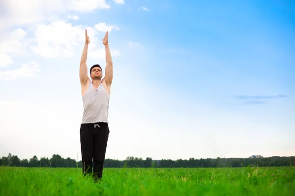 Молодий чоловік робить йогу в парку — стокове фото