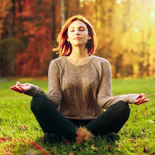 güzel genç kız meditasyon