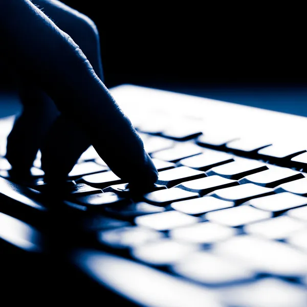 Manos femeninas escribiendo en el teclado de la computadora —  Fotos de Stock