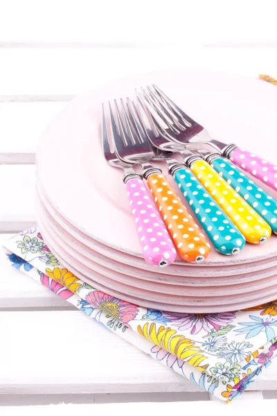 Pilha de pratos e garfos, facas — Fotografia de Stock