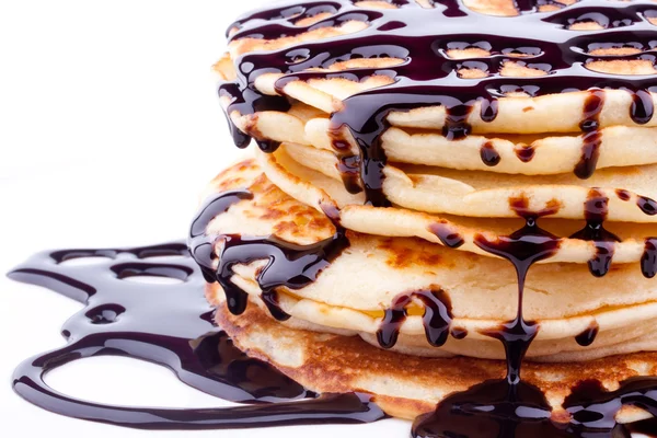 Stapel Pfannkuchen mit Schokolade — Stockfoto