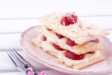 Mille feuille kek çilek ile puf kek