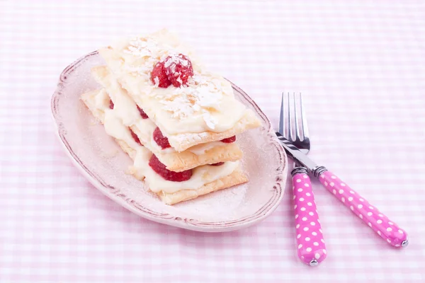 Mille feuille cake med jordgubbar, puff tårta — Stockfoto