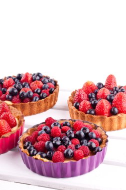 çilek, blueberr y ve ahududu tart