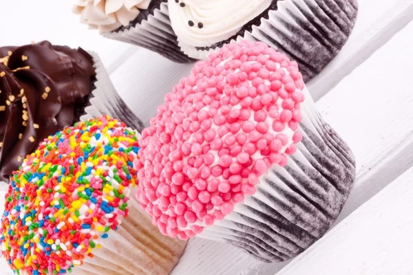 Chocolate and vanilla cupcakes — Stock Photo, Image