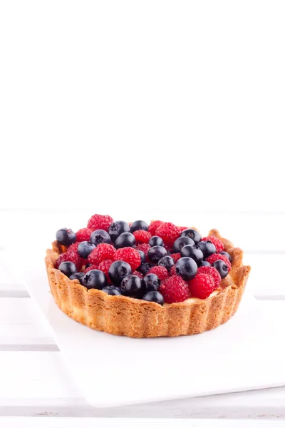 Raspberry and blueberry tart — Stock Photo, Image