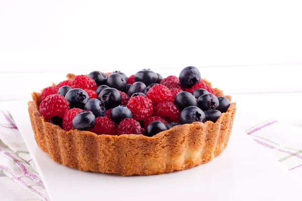 Tarte aux framboises et aux bleuets — Photo