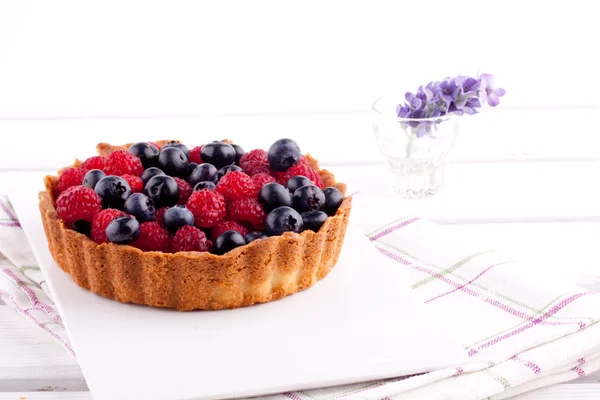 Hallon och blåbär tårta — Stockfoto