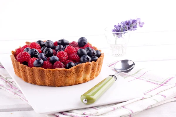 Raspberry and blueberry tart — Stock Photo, Image