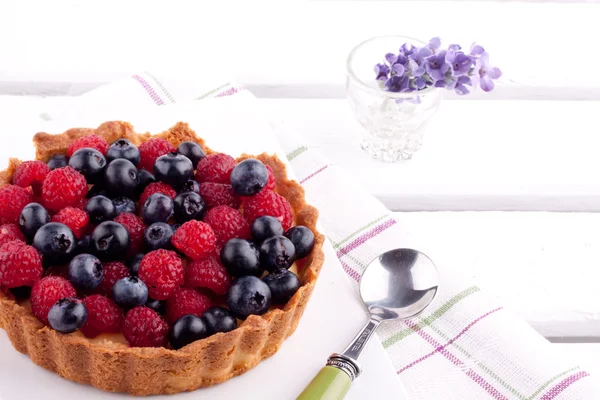 Raspberry and blueberry tart — Stock Photo, Image