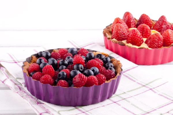 Strawberry, raspberry and blueberry tart — Stock Photo, Image