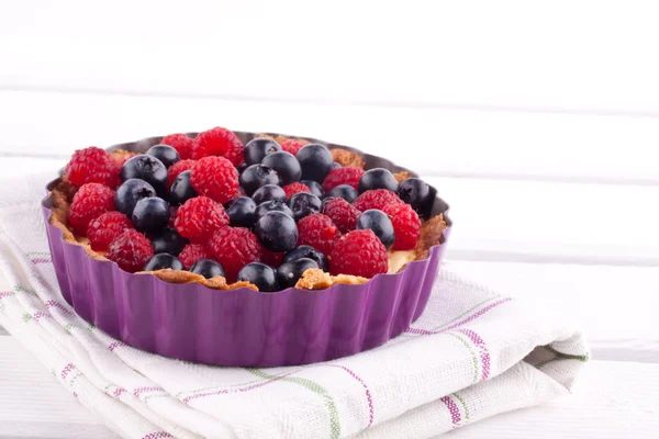 Blueberry and raspberry tart — Stock Photo, Image