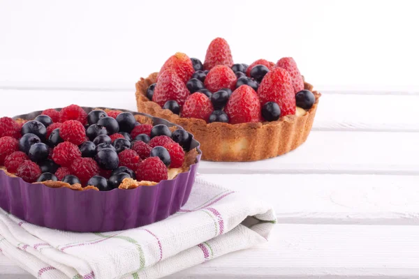 Strawberry,blueberr y and raspberry tart — Stock Photo, Image