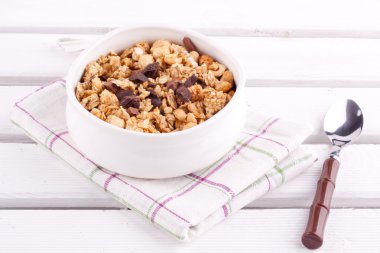 çikolata ve fındık ile granola