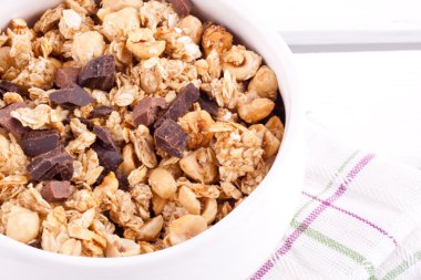 çikolata ve fındık ile granola