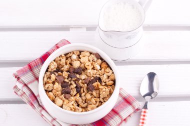 çikolata ve fındık ile granola