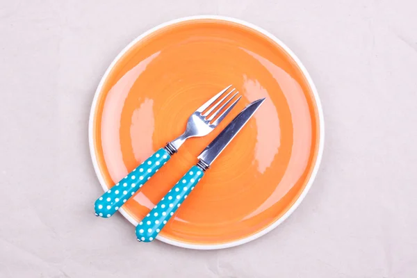Assiette, couteau et fourchette vides — Photo