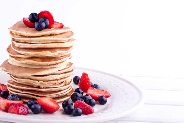 Pila de panqueques con fresa y arándanos — Foto de Stock