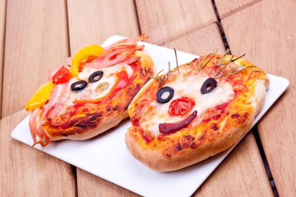 Gesicht auf Mini-Pizzen — Stockfoto