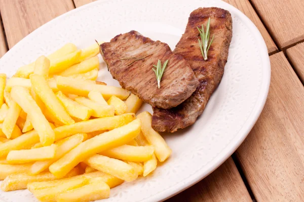 튀긴 쇠고기, 프랑스와 함께 반 찬 접시 — 스톡 사진