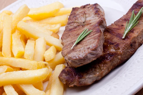 Kızarmış biftek, Fransız ile garnitür plaka — Stok fotoğraf