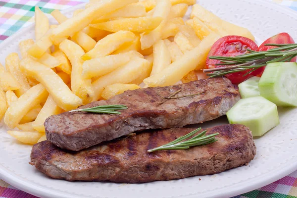 튀긴 쇠고기, 프랑스와 함께 반 찬 접시 — 스톡 사진