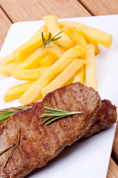 Kızarmış biftek, Fransız ile garnitür plaka — Stok fotoğraf