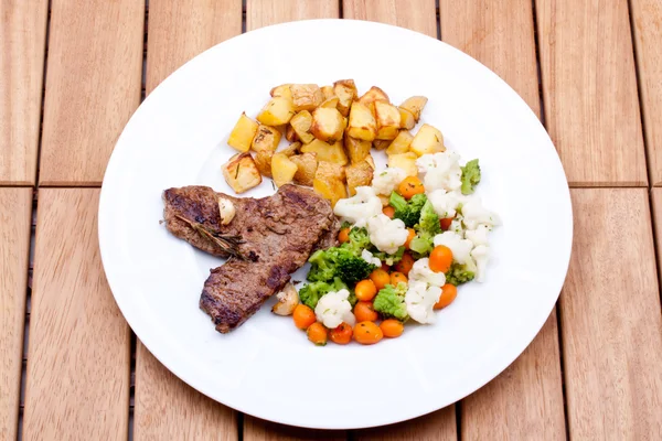 Prato lateral com carne bovina, legumes — Fotografia de Stock