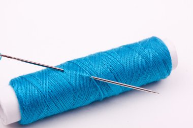 Mavi iğne ve iplik makarası