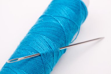 Mavi iğne ve iplik makarası