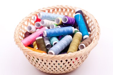 bir sepet içinde iplik makarası