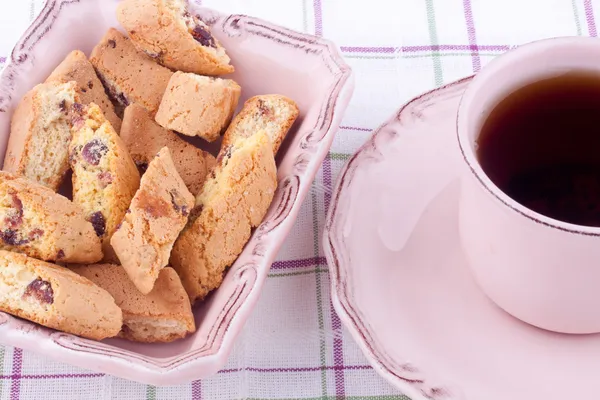 Een kopje thee en biscotti — Stockfoto