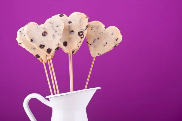 Biscotti con gocce di cioccolato a forma di cuore — Foto Stock