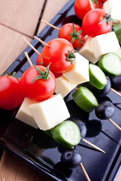 Előételek, sajt, paradicsom, uborka és olívaolaj — Stock Fotó