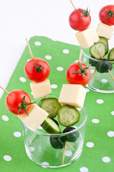 Aperitivos con queso, tomate, pepino y oliva — Foto de Stock