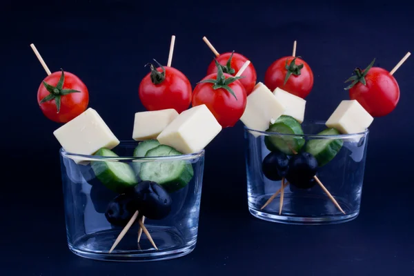 Előételek, sajt, paradicsom, uborka és olívaolaj — Stock Fotó