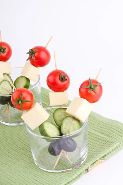 Vorspeisen mit Käse, Tomaten, Gurken und Oliven — Stockfoto