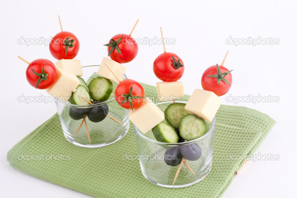 Verwonderlijk Hapjes met kaas, tomaat, komkommer en olijf — Stockfoto TQ-38