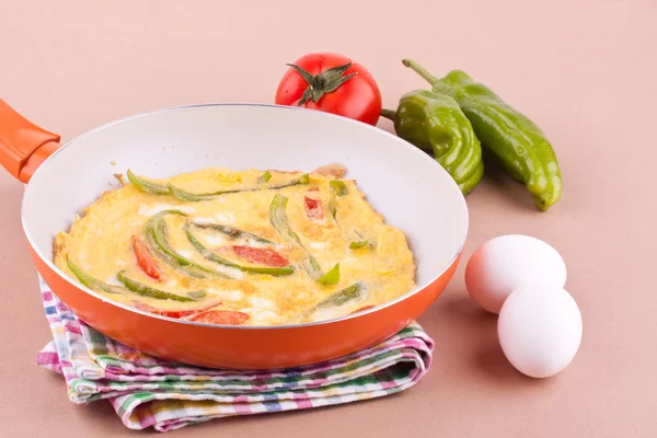 Omlette s paprikou a rajčaty — Stock fotografie