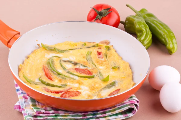 Omlette s paprikou a rajčaty — Stock fotografie