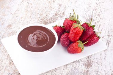 çikolata fondü ve çilek