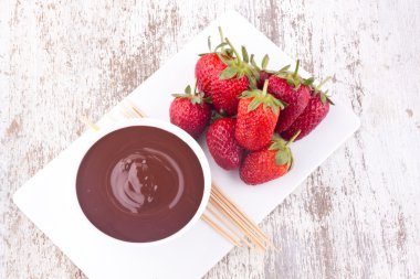 çikolata fondü ve çilek