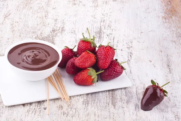 Fondue au chocolat et fraise — Photo