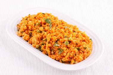 kisir, domates ile bulgur salatası yapıştırın, maydanoz ve soğan