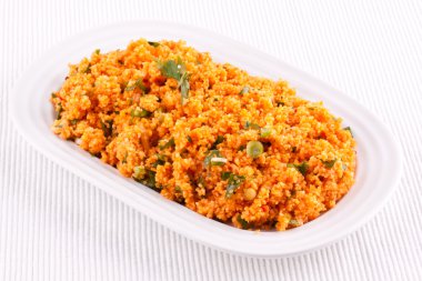 kisir, domates ile bulgur salatası yapıştırın, maydanoz ve soğan