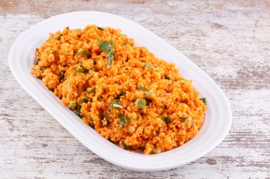 kisir, domates ile bulgur salatası yapıştırın, maydanoz ve soğan