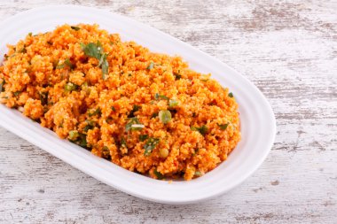 kisir, domates ile bulgur salatası yapıştırın, maydanoz ve soğan
