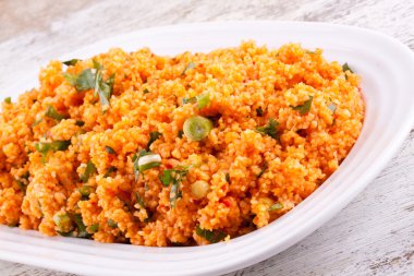kisir, domates ile bulgur salatası yapıştırın, maydanoz ve soğan